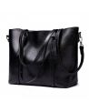 Minimalistická luxusní kabelka Miss Lulu potěší milovnice černé barvy. Jednoduché tvarosloví podtrhuje rafinované prošití a vysoce atraktivní materiál, jímž je syntetická imitace voskované kůže.